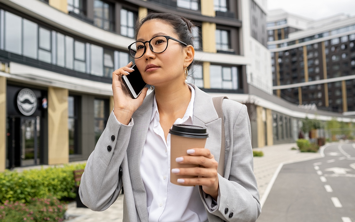 Women on her phone contacting support